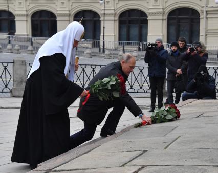 Москва. Патриарх Московский и всея Руси Кирилл и президент России Владимир Путин (слева направо) на церемонии возложения цветов к памятнику Минину и Пожарскому на Красной площади в рамках празднования Дня народного единства.