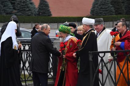 Москва. Патриарх Московский и всея Руси Кирилл, президент России Владимир Путин,  верховный муфтий России, председатель Центрального духовного управления мусульман России Талгат Таджуддин,  председатель совета муфтиев России Равиль Гайнутдин, председатель Духовного управления мусульман Карачаево-Черкесской Республики Исмаил Бердиев и глава Буддийской традиционной сангхи России Пандито Хамбо лама Дамба Аюшеев (слева направо) на церемонии возложения цветов к памятнику Минину и Пожарскому на Красной площади в рамках празднования Дня народного единства.