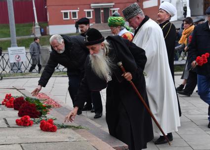 Москва.   Глава Русской православной старообрядческой церкви митрополит Корнилий (в центре), председатель Духовного управления мусульман Карачаево-Черкесской Республики Исмаил Бердиев (на втором плане справа) и председатель совета муфтиев России Равиль Гайнутдин (справа на дальнем плане) на церемонии возложения цветов к памятнику Минину и Пожарскому на Красной площади в рамках празднования Дня народного единства.