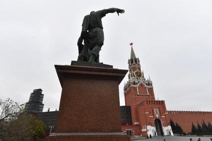 Москва. Вид на  памятник Минину и Пожарскому и  Спасскую башню  на Красной площади.