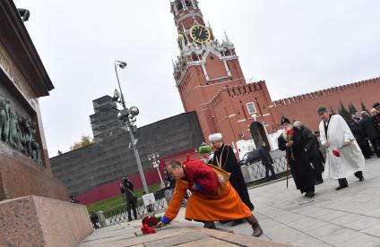 Москва.  Глава Буддийской традиционной сангхи России Пандито Хамбо лама Дамба Аюшеев (слева), председатель Духовного управления мусульман Карачаево-Черкесской Республики Исмаил Бердиев  и  глава Русской православной старообрядческой церкви митрополит Корнилий  (справа налево) на церемонии возложения цветов к памятнику Минину и Пожарскому на Красной площади в рамках празднования Дня народного единства.