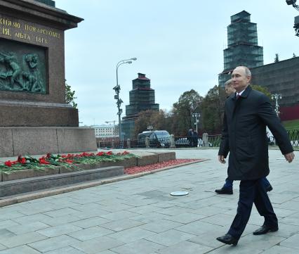 Москва. Президент России Владимир Путин  на церемонии возложения цветов к памятнику Минину и Пожарскому на Красной площади в рамках празднования Дня народного единства.