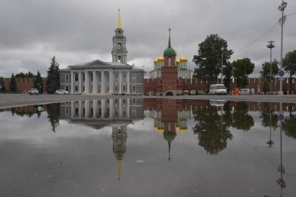 Тула.  Вид на  башню Одоевских ворот и Успенский собор Кремля.
