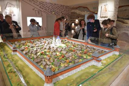 Тула. Экскурсанты в залах музея выставочного комплекса кремля.