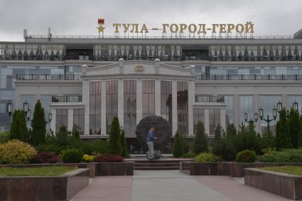 Тула.   Памятник  тульскому прянику у Дворца бракосочетания на площади Ленина.