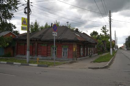 Тула. Деревянный дом  на одной из улиц города.