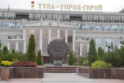Тула.   Памятник  тульскому прянику у Дворца бракосочетания на площади Ленина.