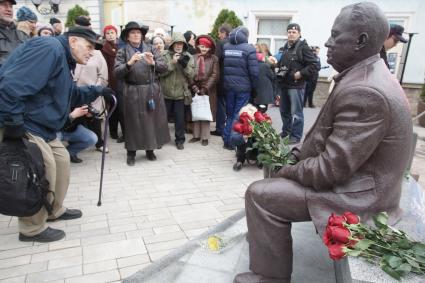 Самара. На церемонии открытия памятника режиссеру Э.Рязанову на улице Фрунзе.