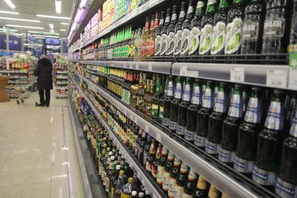 Иркутск.  Отдел алкогольной продукции в одном из магазинов.