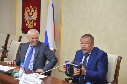 Тула. Встреча Государственного секретаря Союзного государства Григория Рапоты с заместителем губернатора Тульской области Юрием Андриановым (справа).