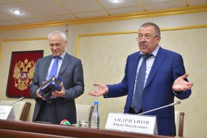 Тула. Встреча Государственного секретаря Союзного государства Григория Рапоты с заместителем губернатора Тульской области Юрием Андриановым (справа).
