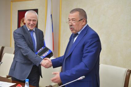 Тула. Встреча Государственного секретаря Союзного государства Григория Рапоты с заместителем губернатора Тульской области Юрием Андриановым (справа).