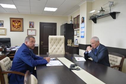 Тула. Встреча Государственного секретаря Союзного государства Григория Рапоты с заместителем губернатора Тульской области Юрием Андриановым (слева)