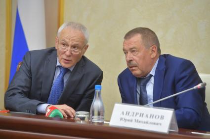 Тула. Встреча Государственного секретаря Союзного государства Григория Рапоты с заместителем губернатора Тульской области Юрием Андриановым (справа).