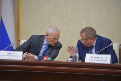 Тула. Встреча Государственного секретаря Союзного государства Григория Рапоты с заместителем губернатора Тульской области Юрием Андриановым (справа).