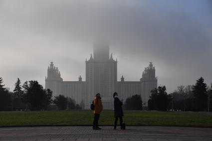 Москва. Главное здание МГУ на Воробьевых горах в тумане.