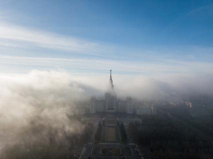 Москва. Вид на главное здание МГУ на Воробьевых горах с высоты птичьего полета.