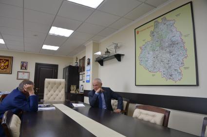 Тула. Встреча Государственного секретаря Союзного государства Григория Рапоты с заместителем губернатора Тульской области Юрием Андриановым (слева)