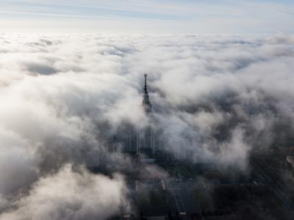 Москва. Вид на главное здание МГУ на Воробьевых горах с высоты птичьего полета.