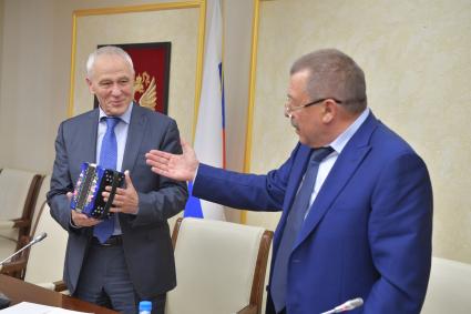 Тула. Встреча Государственного секретаря Союзного государства Григория Рапоты с заместителем губернатора Тульской области Юрием Андриановым (справа).
