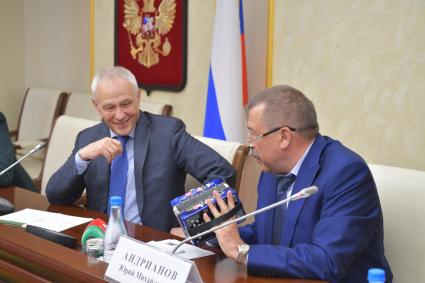 Тула. Встреча Государственного секретаря Союзного государства Григория Рапоты с заместителем губернатора Тульской области Юрием Андриановым (справа).
