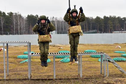 Новосибирск. Тренировка курсантов-разведчиков Новосибирского высшего военного командного училища.