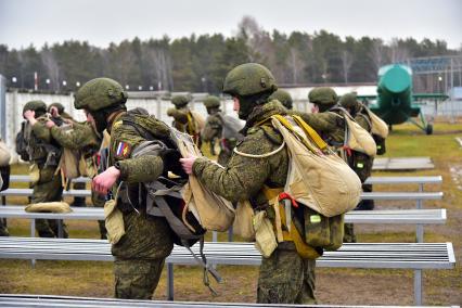 Новосибирск. Тренировка курсантов-разведчиков Новосибирского высшего военного командного училища.