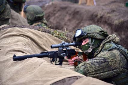 Новосибирск. Тренировка курсантов-разведчиков Новосибирского высшего военного командного училища.