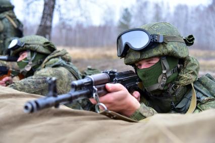 Новосибирск. Тренировка курсантов-разведчиков Новосибирского высшего военного командного училища.