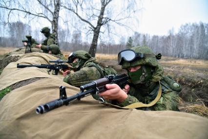 Новосибирск. Тренировка курсантов-разведчиков Новосибирского высшего военного командного училища.