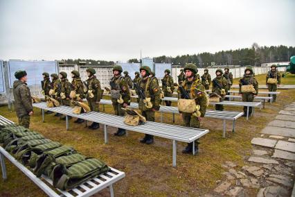 Новосибирск. Тренировка курсантов-разведчиков Новосибирского высшего военного командного училища.