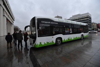 Москва. Городской электробус на территории агентства МИА `Россия сегодня`.