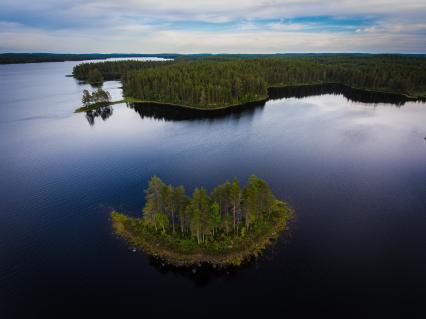 Республика Карелия, Муезерский район. Мергубское озеро, где расположен детский лагерь `Большое приключение` Дмитрия и Матвея Шпаро.