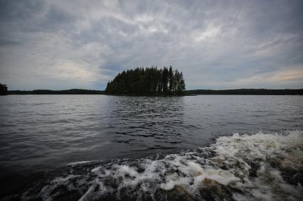 Республика Карелия, Муезерский район. Мергубское озеро, где расположен детский лагерь `Большое приключение` Дмитрия и Матвея Шпаро.