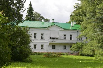 Тула. Дом писателя в музее-усадьбе  Льва Толстого `Ясная Поляна`.