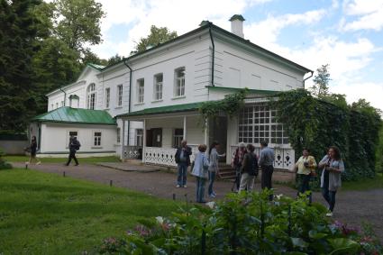 Тула. Посетители у  музея-усадьбы  Льва Толстого `Ясная Поляна`.