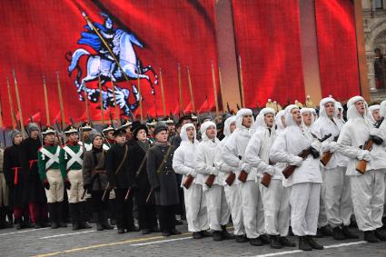 Москва. Участники торжественного  марша, посвященного 76-й годовщине военного парада 1941 года, на Красной площади.