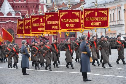 Москва. Участники торжественного марша, посвященного 76-й годовщине военного парада 1941 года, на Красной площади.