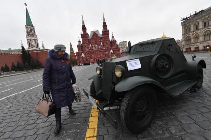 Москва. Женщина  на Красной пощади у автомобиля времен Великой Отечественной войны.