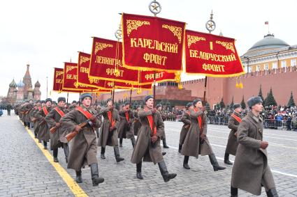 Москва. Участники торжественного марша, посвященного 76-й годовщине военного парада 1941 года, на Красной площади.