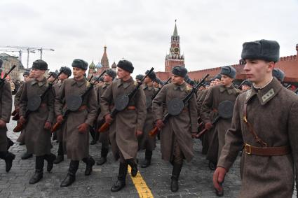 Москва. Участники торжественного марша, посвященного 76-й годовщине военного парада 1941 года, на Красной площади.