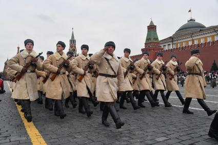 Москва. Участники торжественного марша, посвященного 76-й годовщине военного парада 1941 года, на Красной площади.