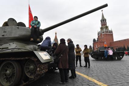 Москва. Танк времен Великой Отечественной войны на Красной площади, где прошел  марш , посвященный 76-й годовщине военного парада 1941 года.