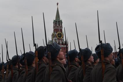 Москва. Участники торжественного марша, посвященного 76-й годовщине военного парада 1941 года, на Красной площади.