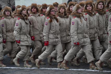 Москва. Отряд юнармейцев во время торжественного марша, посвященного 76-й годовщине военного парада 1941 года, на Красной площади.