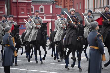 Москва. Участники торжественного марша, посвященного 76-й годовщине военного парада 1941 года, на Красной площади.