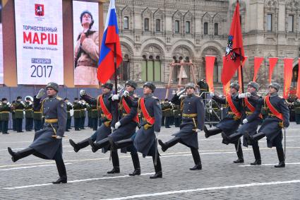 Москва. Участники торжественного марша, посвященного 76-й годовщине военного парада 1941 года, на Красной площади.