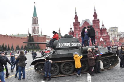 Москва. Танк времен Великой Отечественной войны на Красной площади, где прошел  марш ,посвященный 76-й годовщине военного парада 1941 года, на Красной площади.