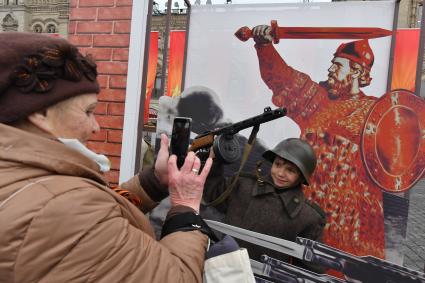 Москва. Женщина фотографирует мальчика в военной форме времен Великой Отечественной войны.