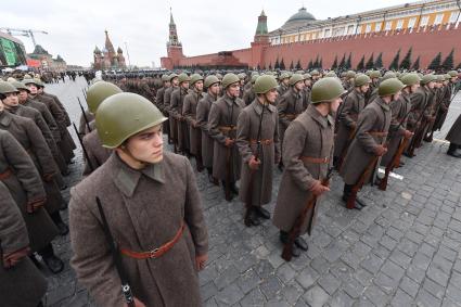 Москва. Участники торжественного марша, посвященного 76-й годовщине военного парада 1941 года, на Красной площади.